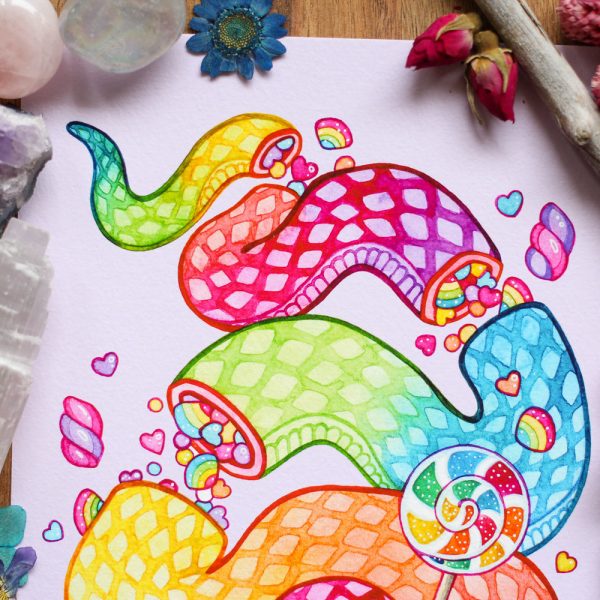 Candy Snake -printti. Sateenkaaren väreissä loistava käärme, ja paljon värikästä karkkia.