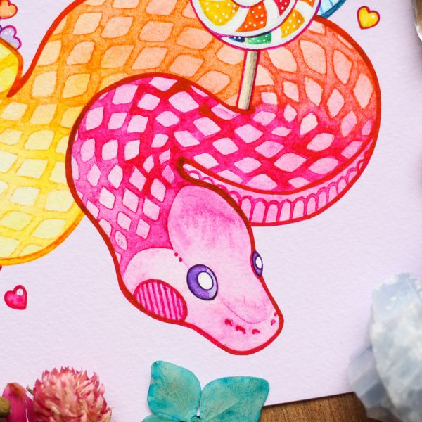 Candy Snake -printti. Sateenkaaren väreissä loistava käärme, ja paljon värikästä karkkia.