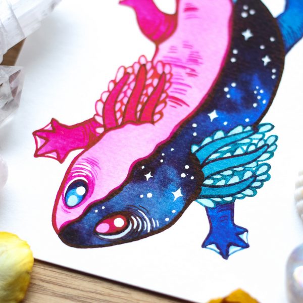 Celestial Axolotl - miniprintti. Kaksivärinen aksolotli pinkillä ja tähtikuviolla.