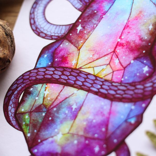 Cosmic Snake - miniprintti. Käärme ja kristalli, jossa on galaksi- ja tähtikuvioita.
