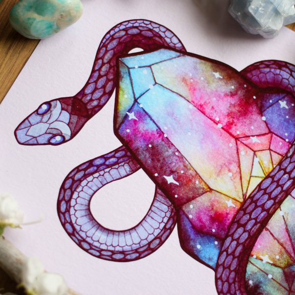 Cosmic Snake - printti. Käärme ja kristalli, jossa on galaksi- ja tähtikuvioita.