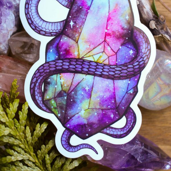 Cosmic Snake - tarra. Käärme ja kristalli, jossa on galaksi- ja tähtikuvioita.