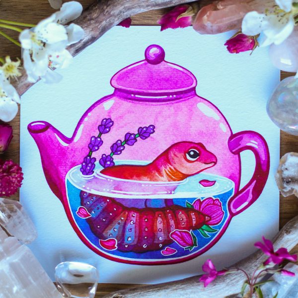 Gecko in a Teapot -miniprintti. Gekko vaaleanpunaisessa teepannussa.