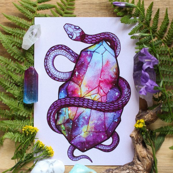 Cosmic Snake - postikortti. Käärme ja kristalli, jossa on galaksi- ja tähtikuvioita.